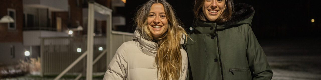 Gloria och Marga Martinez känner sig hemmastadda i Jakobstad. Här står de framför sin lägenhet på Alholmsgatan.