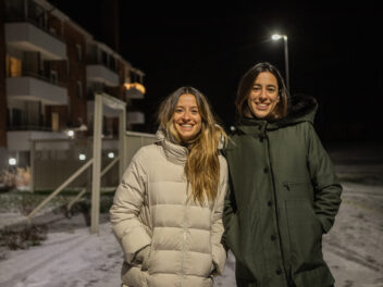 Gloria och Marga Martinez känner sig hemmastadda i Jakobstad. Här står de framför sin lägenhet på Alholmsgatan.