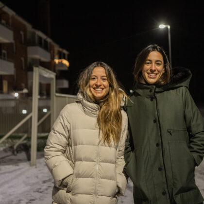 Gloria och Marga Martinez känner sig hemmastadda i Jakobstad. Här står de framför sin lägenhet på Alholmsgatan.