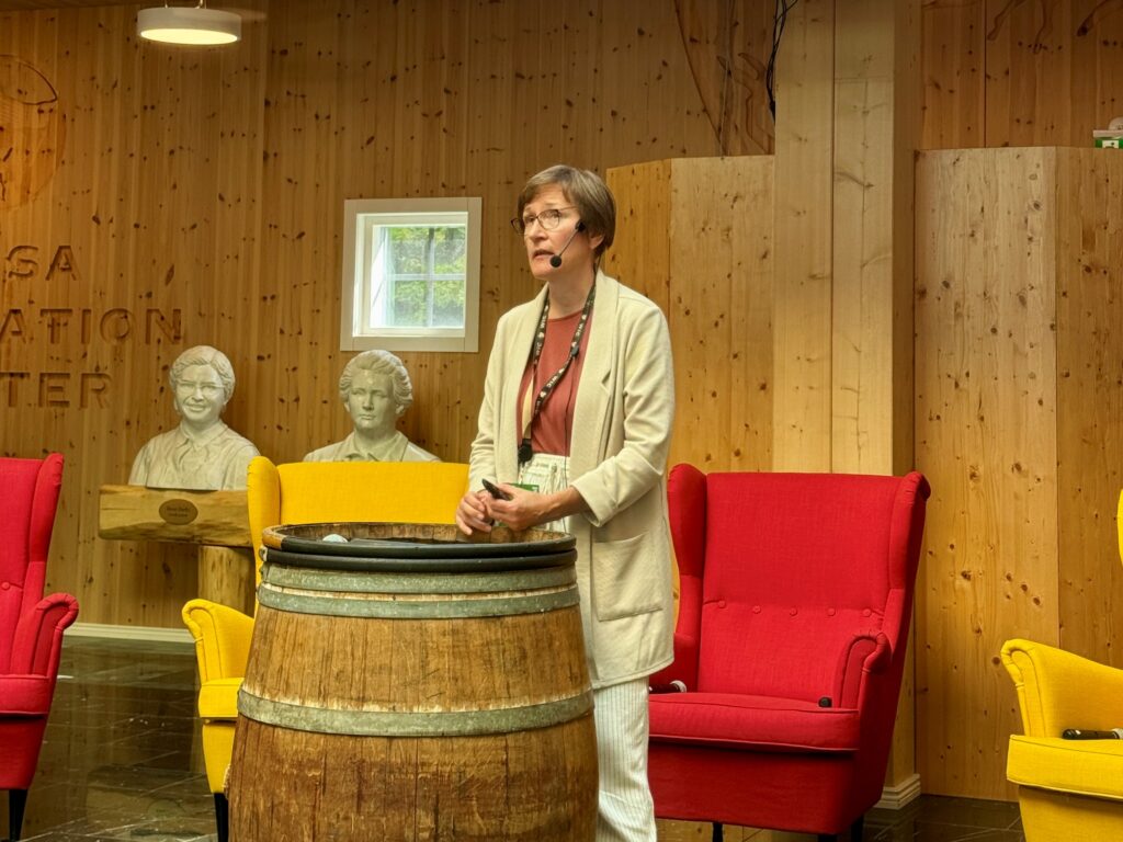 Professor Monica Österberg presenterade resultaten från den första utredningen av vetenskapspanelen Metsäbiotalouden tiedepaneeli.